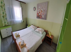 Apartment (Three Bedroom Apartment) - Spacious Apartment Steps From the Beach, With Private Terrace and Grill (Kastela)