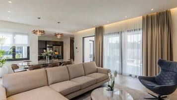 Villa (Three Bedroom Villa with Pool) | Sala de estar | Televisión de pantalla plana de 32 pulgadas con canales por cable