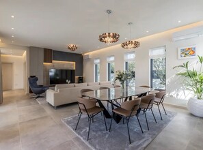Villa (Three Bedroom Villa with Pool) | Sala de estar | Televisión de pantalla plana de 32 pulgadas con canales por cable 