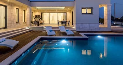 Sophisticated Oasis Residence Villa With Pool