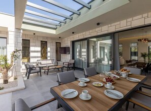 别墅 (Three Bedroom Villa with Pool) | 餐厅