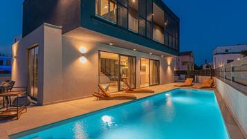Vila (Four Bedroom Villa with pool) | Kolam renang outdoor | Kolam renang outdoor musiman, dengan payung kolam renang