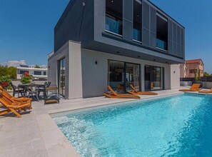 Villa (Four Bedroom Villa with pool) | Außenpool | Außenpool (je nach Saison geöffnet), Sonnenschirme, Liegestühle