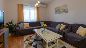 32-inch flat-screen TV with cable channels - Peaceful and Cozy Holiday Home Near Imotski (Sestanovac)
