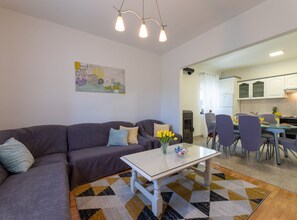 Ferienhaus (Two Bedroom Holiday Home) | Wohnzimmer | 32-Zoll-Flachbildfernseher mit Kabelempfang