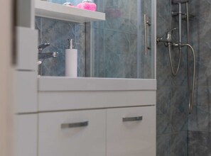 Ferienhaus (Two Bedroom Holiday Home) | Badezimmer | Dusche, Handtücher