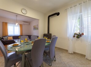 Ferienhaus (Two Bedroom Holiday Home) | Esszimmer