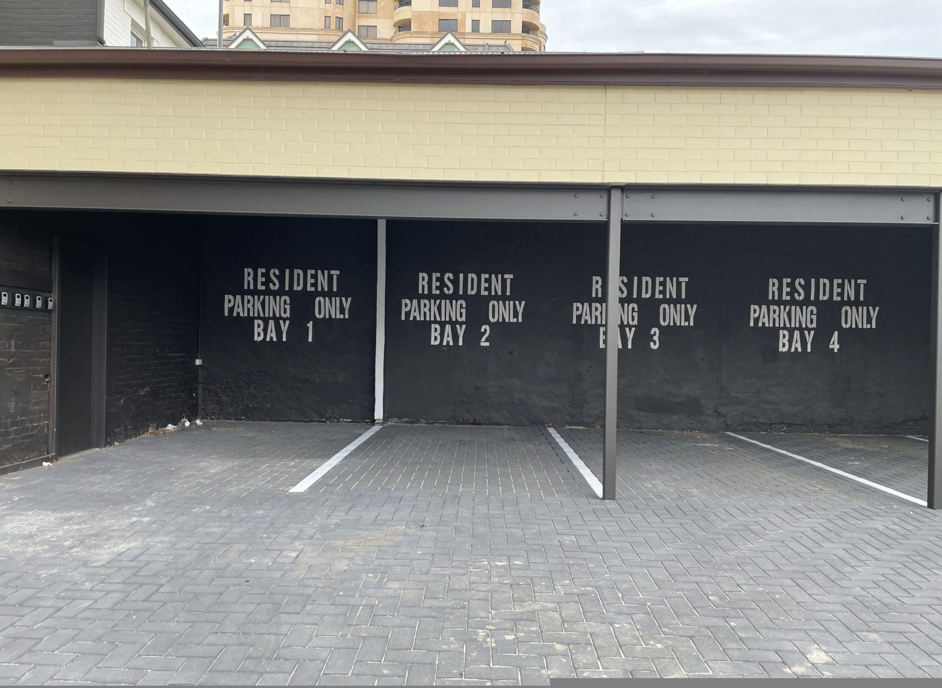 Eine Tiefgarage mit vier Stellplätzen, gekennzeichnet als Bewohnerparkplätze 1 bis 4.