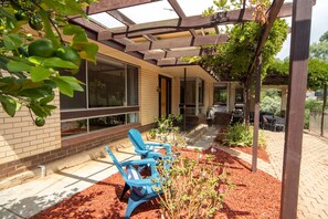 5 bedrooms - Sandy Pool Shack - Pet Friendly (Seacliff Park)