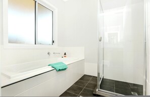 House | 4 bedrooms - High Tide on Palmer - Pet Friendly (North Beach)