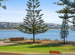 Apartment | 3 bedrooms - Breeze Beachfront Apartment no 1 - First Floor (Victor Harbor)
