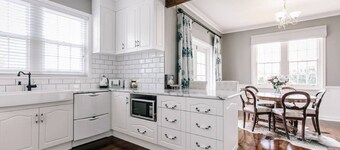 Byrne House - Modern-rustic Fireplace Wi-fi