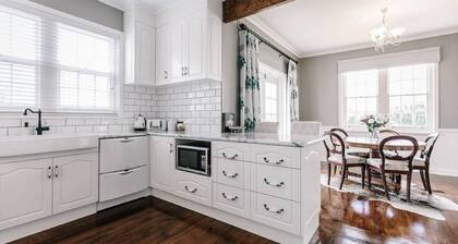 Byrne House - Modern-rustic Fireplace Wi-fi