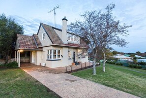 House | 3 bedrooms - Byrne House - Modern-rustic Fireplace Wi-fi (Mount Gambier)