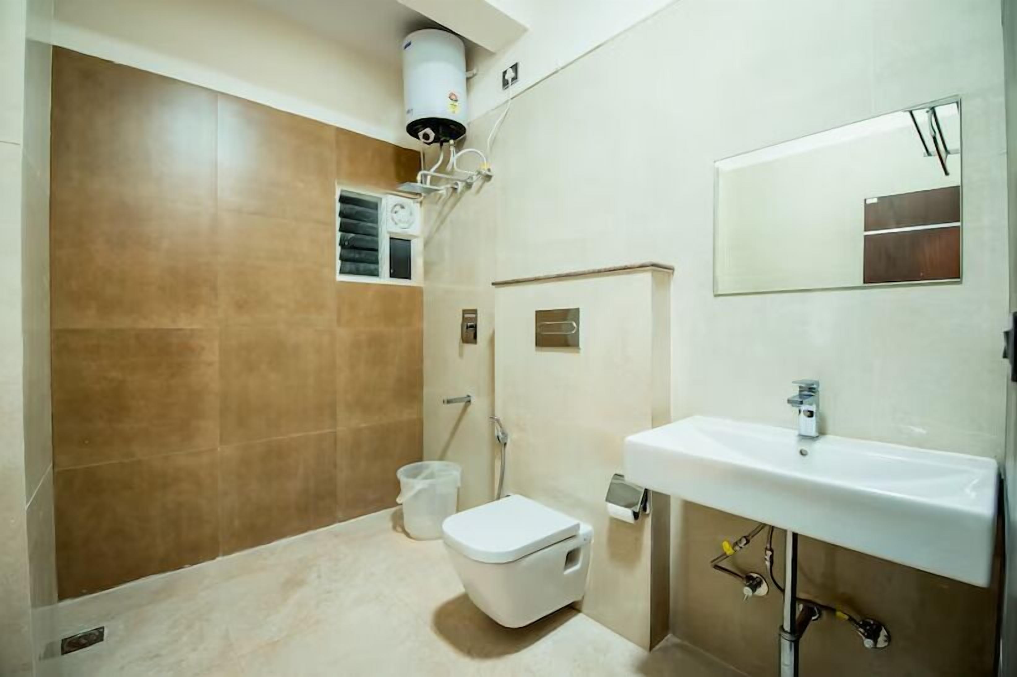 Ein modernes Badezimmer mit Toilette, Waschbecken und Dusche.