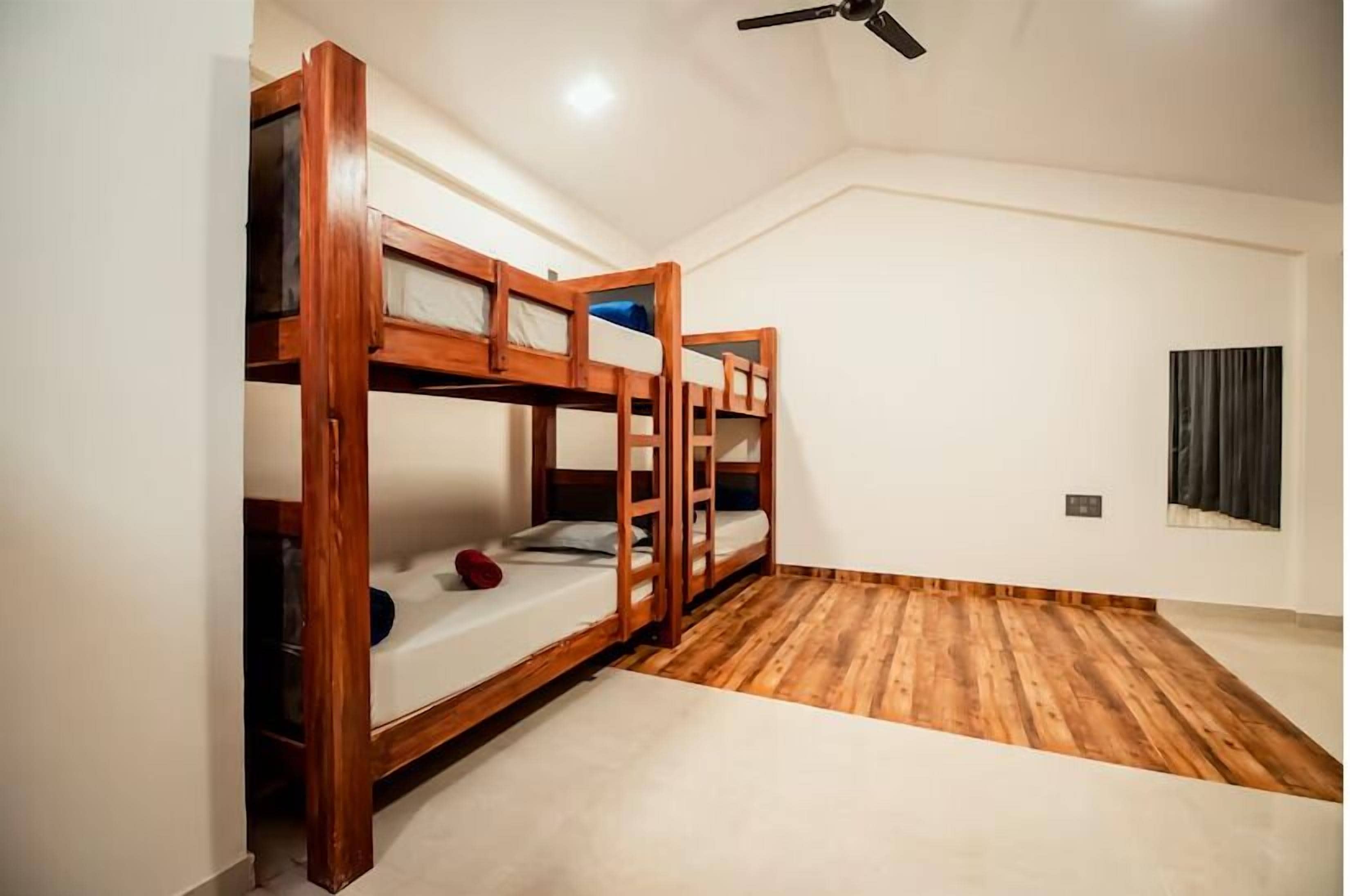 Familie vierpersoonskamer | Een bureau, een strijkplank/strijkijzer, gratis wifi