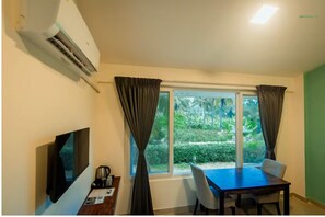 مكتب ومكواة/لوح كي وواي فاي مجانًا