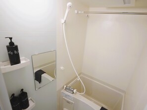 Haartrockner, Bidet, Handtücher, Seife