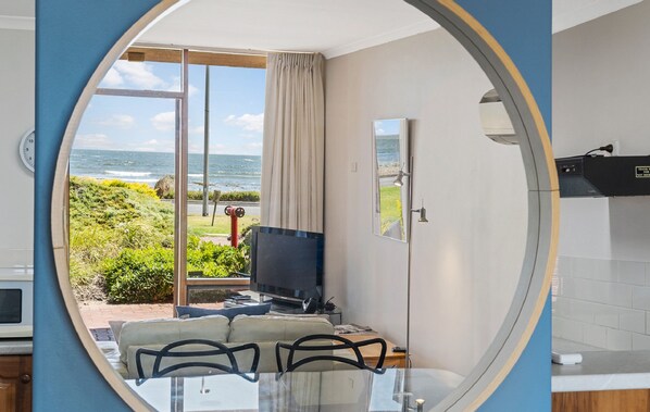 3 bedrooms - By The Sea Beachfront Apartment Wifi (Encounter Bay)