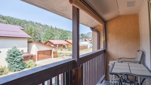 A balcony with a view of houses and a mountain. - The Red Chair Retreat at Red River (Red River)