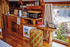 Réfrigérateur, micro-ondes, plaque de cuisson, cafetière/bouilloire