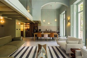Open-plan kitchen with 10-seater dining table and spacious living room - Beautiful Paddington Loft-Style Apartment (London)