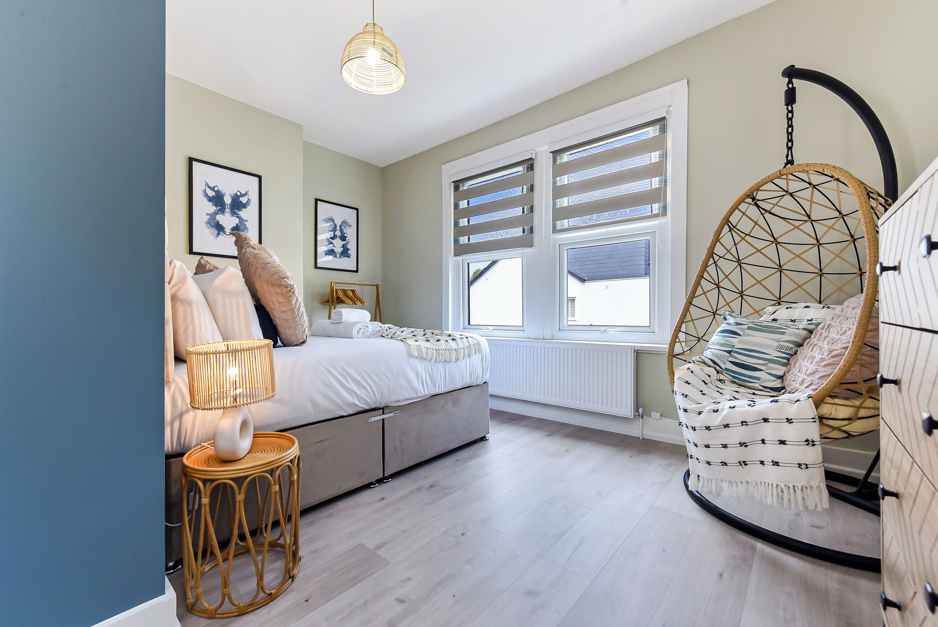 4 bedrooms, iron/ironing board, WiFi, bed sheets