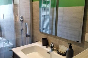 Shower, hair dryer, bidet, towels - Apartment two bathrooms six beds (Viverone)