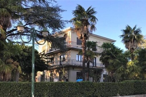 Apartment two bathrooms six beds