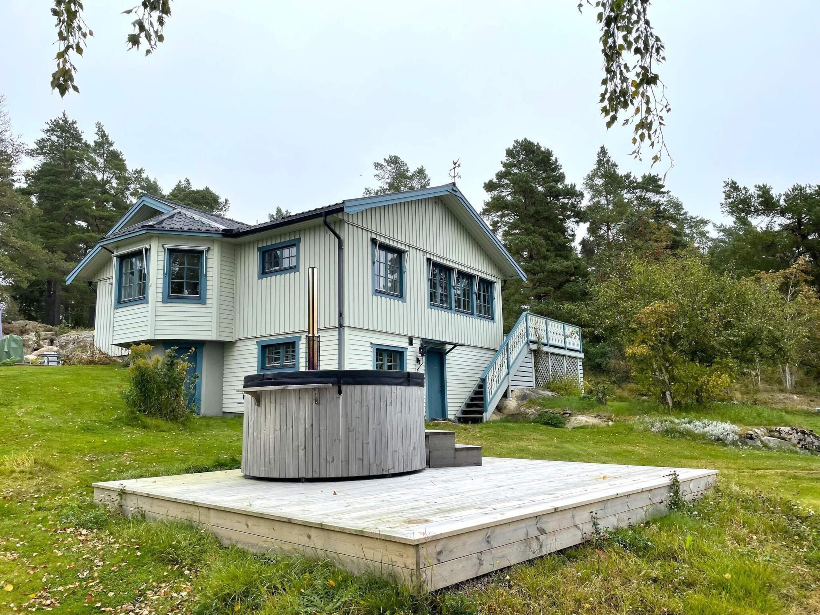 Una casa de dos pisos con un balcón y una escalera que lleva a él.