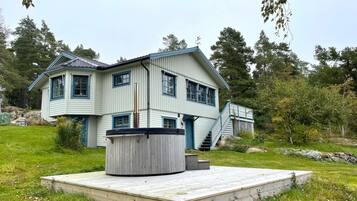 Una casa de dos pisos con un balcón y una escalera que lleva a él.