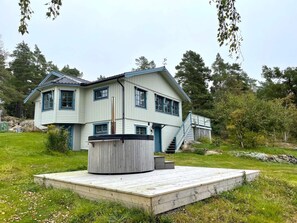 Una casa de dos pisos con un balcón y una escalera que lleva a él.