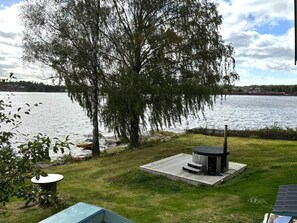 Propiedad frente al lago con muelle de madera, sauna y vistas al agua.