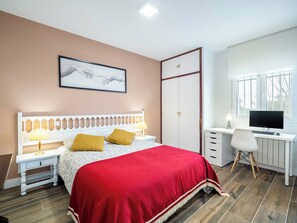 4 bedrooms, iron/ironing board, WiFi, bed sheets