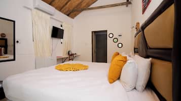 Deluxe Room | 1 bedroom, in-room safe, desk, laptop workspace