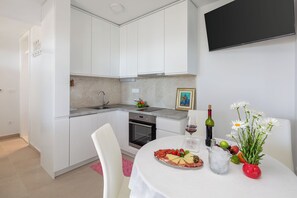 Geladeira, fogão, cooktop, lava-louças
