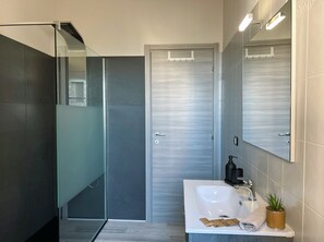 Hair dryer, towels, soap, toilet paper - Calosso Wine View Escape! Langhe for wine and truffle lovers, nature and relaxation. (Calosso)