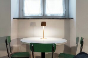 Apartment | Wohnbereich | 32-Zoll-Flachbildfernseher mit Digitalempfang