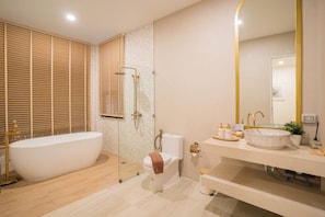 Familienvilla, Poolblick | Badezimmer