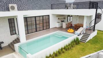 Vista frontal de la propiedad