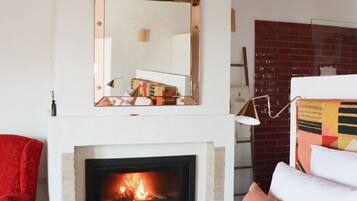 Habitación romántica con 1 cama doble o 2 individuales, balcón, vistas al patio | Sábanas de algodón egipcio, ropa de cama de alta calidad, caja fuerte