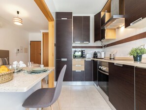 Fridge, microwave, oven, stovetop - Daucus Studio, Olhos de Água, Algarve (Albufeira)