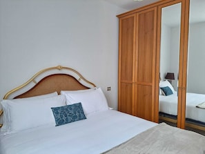 Apartment, Patio | 1 bedroom, down duvets, iron/ironing board, bed sheets - Casa Sofi (San Siro)