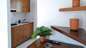 Appartement, patio | Cuisine privée | Cafétière à espresso, cafetière-théière, bouilloire électrique