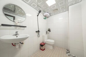 Deluxe Double Room | Bathroom | Shower, hair dryer, slippers, bidet - Little View Homestay (Sa Pa)