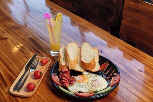 Desayuno con opciones de la cocina local todos los días (con cargo)