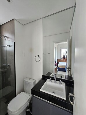 Een haardroger, handdoeken, zeep, toiletpapier