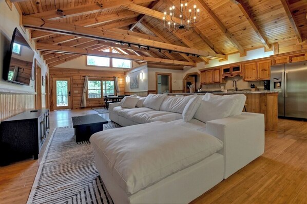 Télévision, cheminée, chaîne hi-fi, espaces bureaux