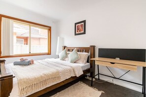 3 Schlafzimmer, Schreibtisch, Bügeleisen/Bügelbrett, WLAN