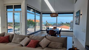 TV - Ericeira Oceans View Villa (Mafra)